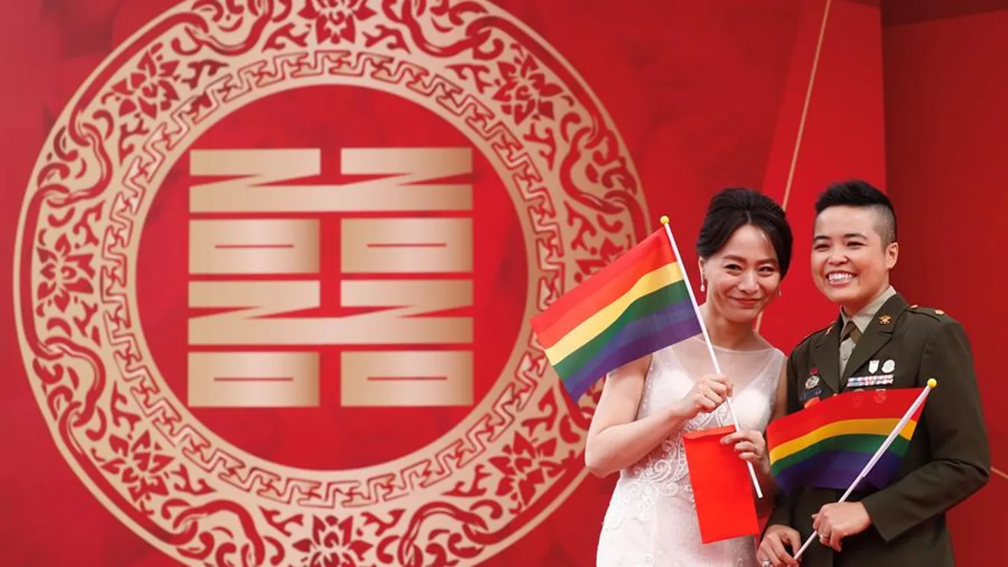 Dos militares lesbianas del ejército de Taiwán han sido las primeras en casarse, con sus respectivas parejas, en una ceremonia militar. Dos militares lesbianas del ejército de Taiwán han sido las primeras en casarse, con sus respectivas parejas, en una ceremonia militar.