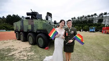 La primera pareja homosexual de Taiwán que participa en la boda colectiva del Ejército.