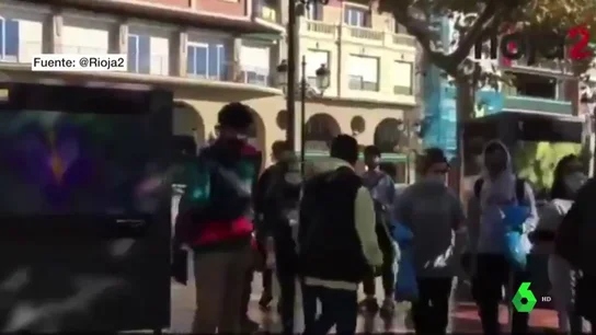 Jóvenes de Logroño salen a la calle para limpiar y arreglar los destrozos provocados por los disturbios Jóvenes de Logroño salen a la calle para limpiar y arreglar los destrozos provocados por los disturbios