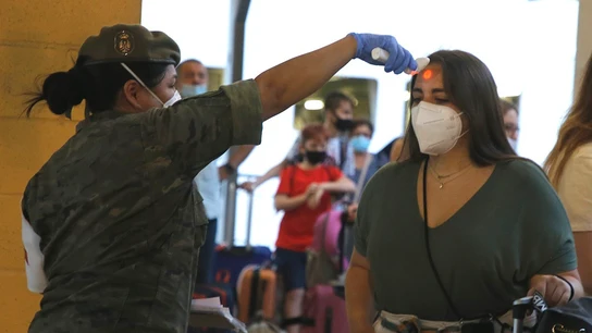 Una enfermera del Ejército toma la temperatura a los pasajeros del barco procedente de Málaga Una enfermera del Ejército toma la temperatura a los pasajeros del barco procedente de Málaga