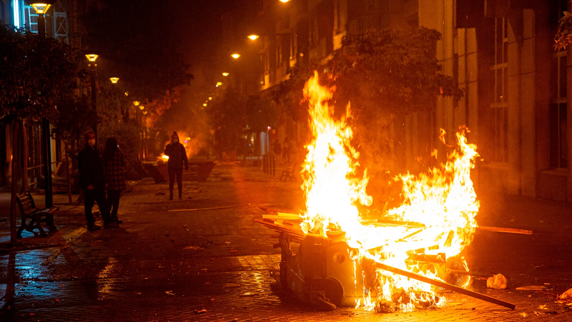 Contenedores incendiados en el centro de Logroño