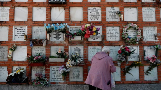 Una mujer, en el cementerio de La Almudena en el Día de Todos los Santos Una mujer, en el cementerio de La Almudena en el Día de Todos los Santos