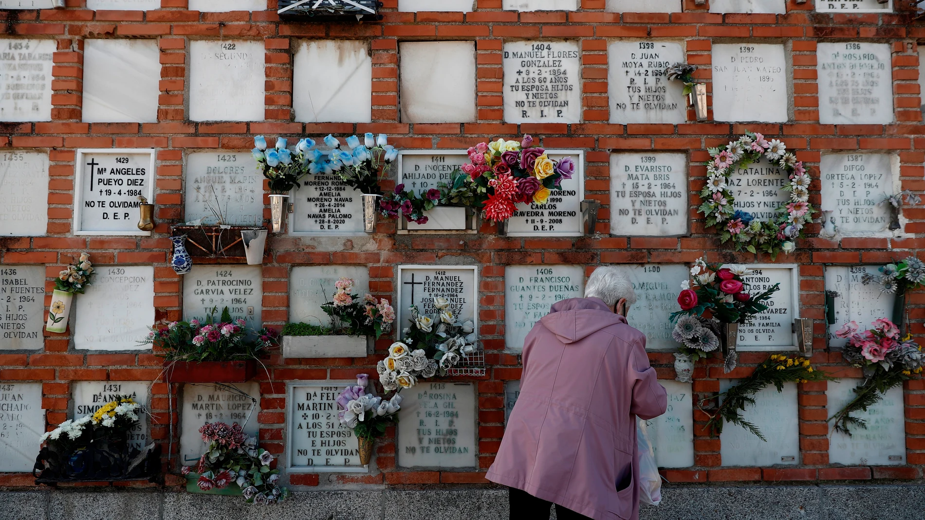 Una mujer, en el cementerio de La Almudena en el Día de Todos los Santos