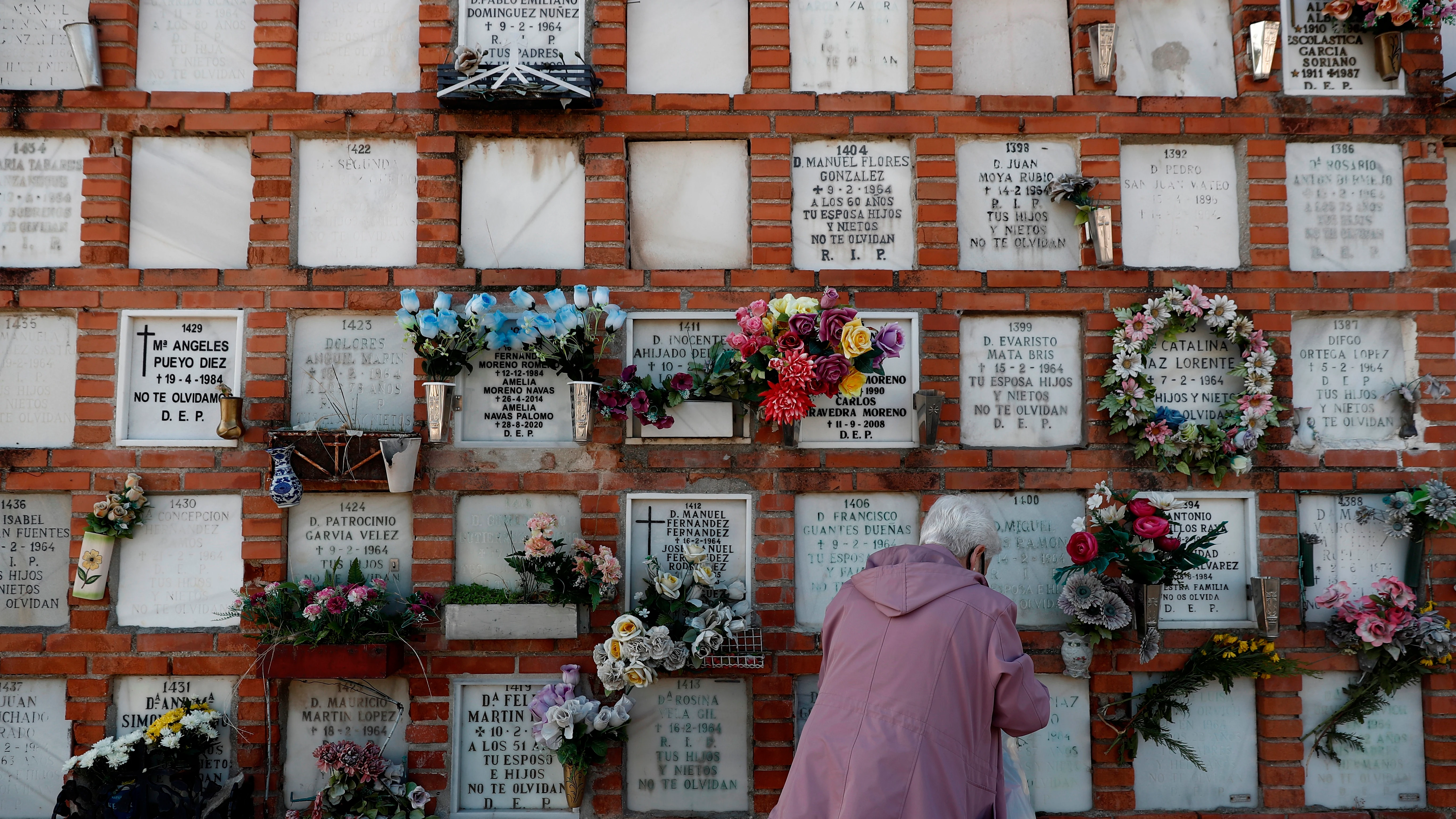 Una mujer, en el cementerio de La Almudena en el Día de Todos los Santos