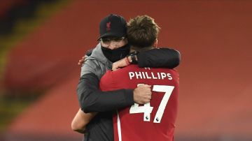 Klopp se abraza a Phillips