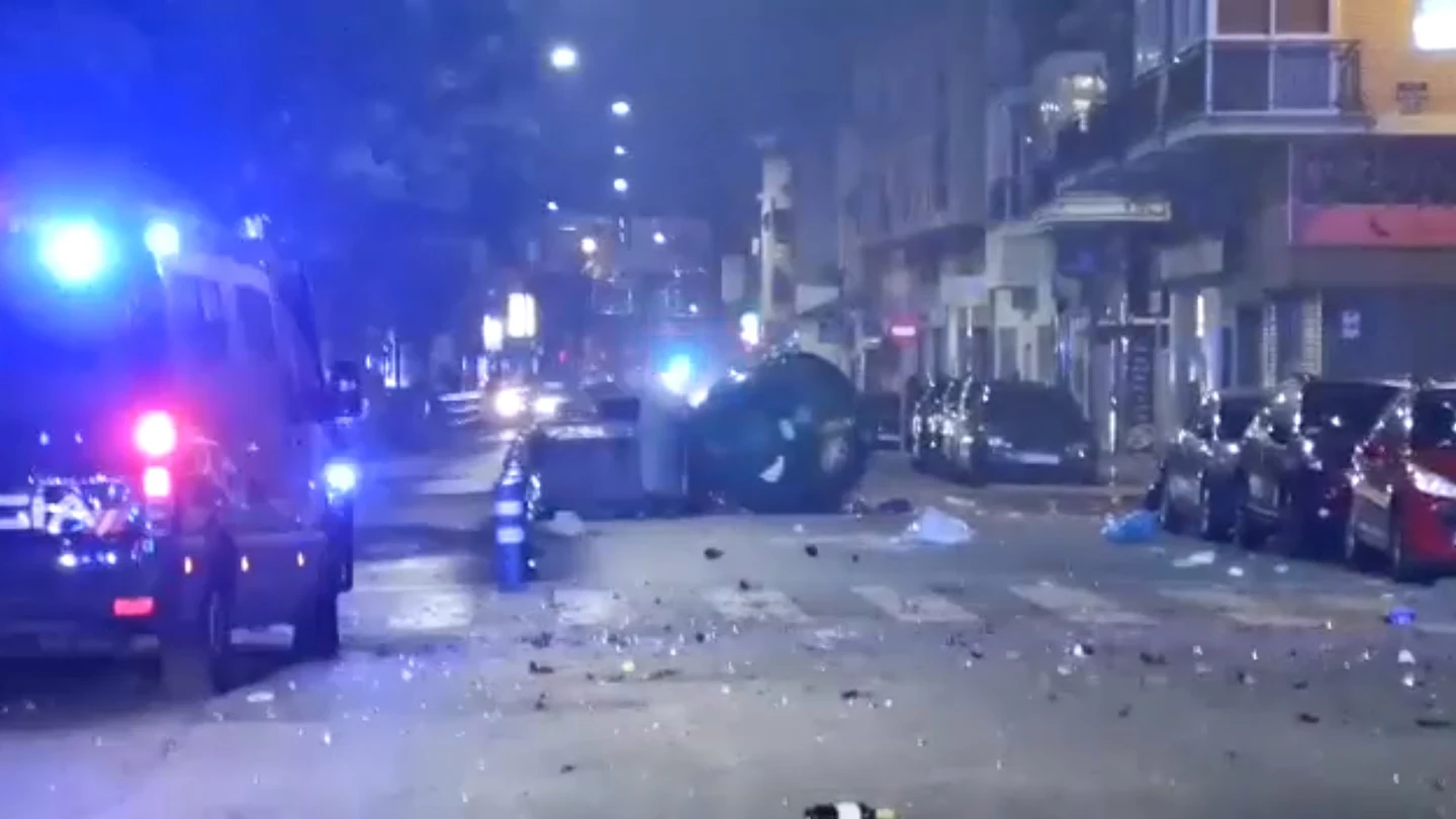 Disturbios en Málaga en protesta por el toque de queda Disturbios en Málaga en protesta por el toque de queda