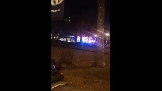 La Policía de Quebec, en la escena del ataque de una persona disfrazada La Policía de Quebec, en la escena del ataque de una persona disfrazada