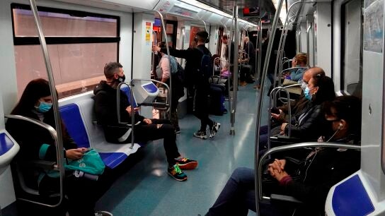 Varias personas en un vag&oacute;n de metro en Barcelona