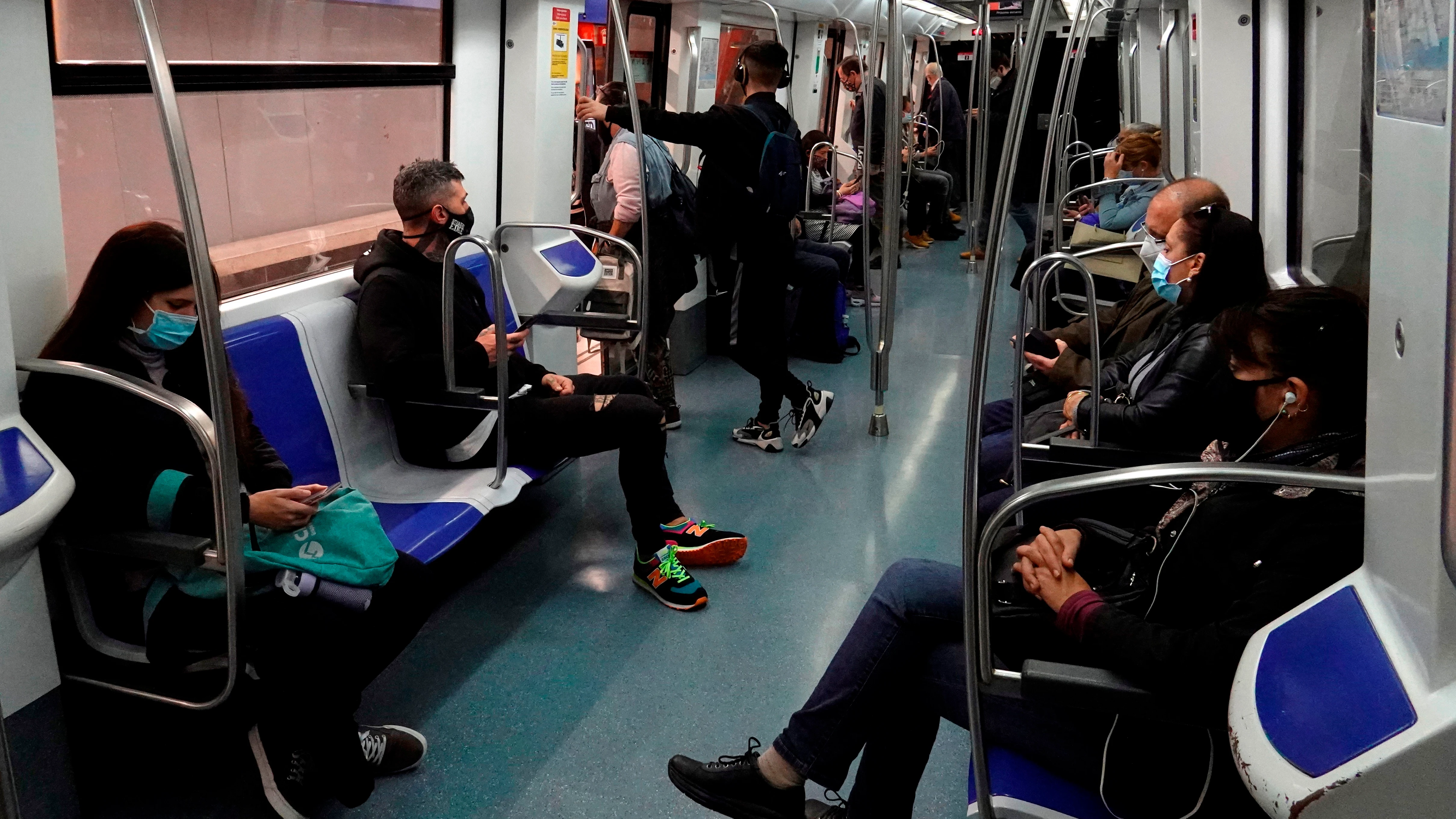 Varias personas en un vagón de metro en Barcelona