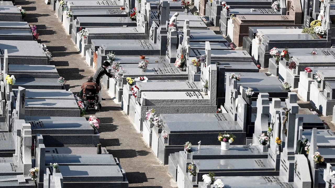 Vista general de las tumbas de un cementerio 