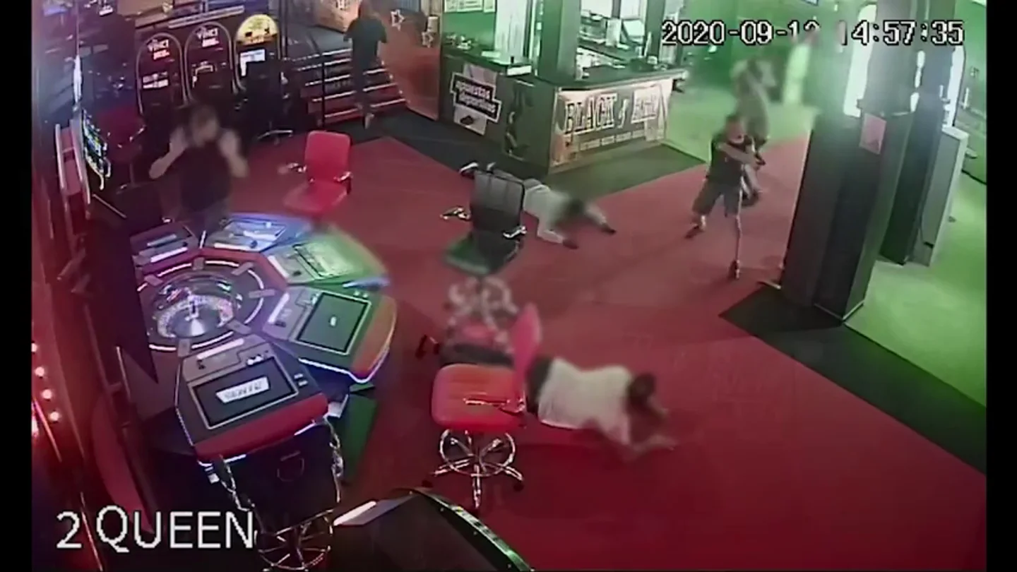 La Guardia Civil frustra un atraco a mano armada en un casino de Tenerife: el espectacular vídeo la operación La Guardia Civil frustra un atraco a mano armada en un casino de Tenerife: el espectacular vídeo la operación