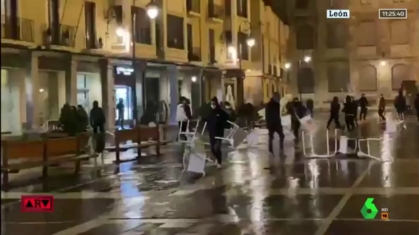 Cinco detenidos y múltiples daños materiales en la tercera noche de disturbios por las restricciones ante el COVID-19 Cinco detenidos y múltiples daños materiales en la tercera noche de disturbios por las restricciones ante el COVID-19