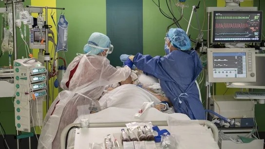 Sanitarios atienden a un paciente con covid-19 en un hospital. Sanitarios atienden a un paciente con covid-19 en un hospital.