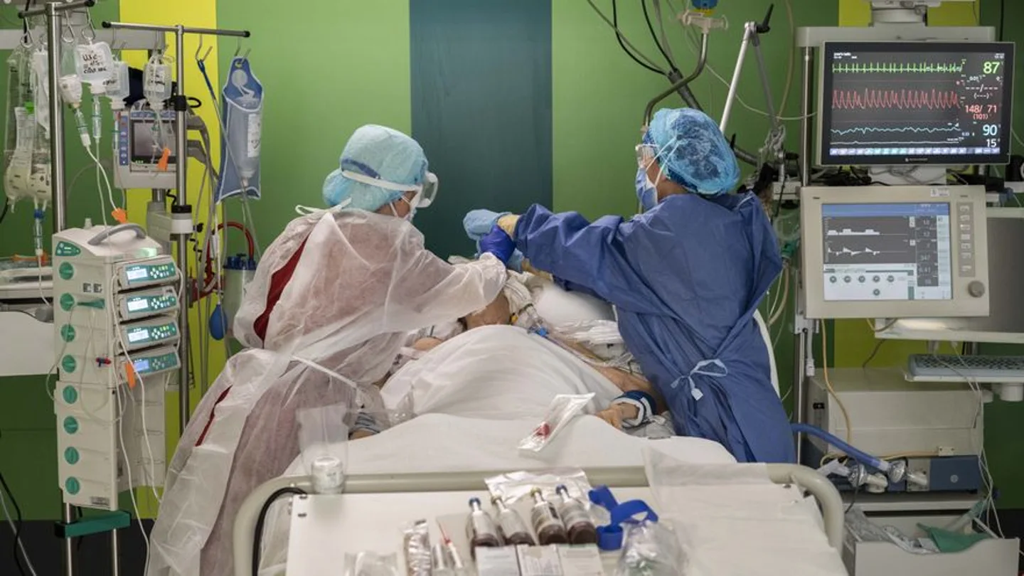 Sanitarios atienden a un paciente con covid-19 en un hospital. Sanitarios atienden a un paciente con covid-19 en un hospital.