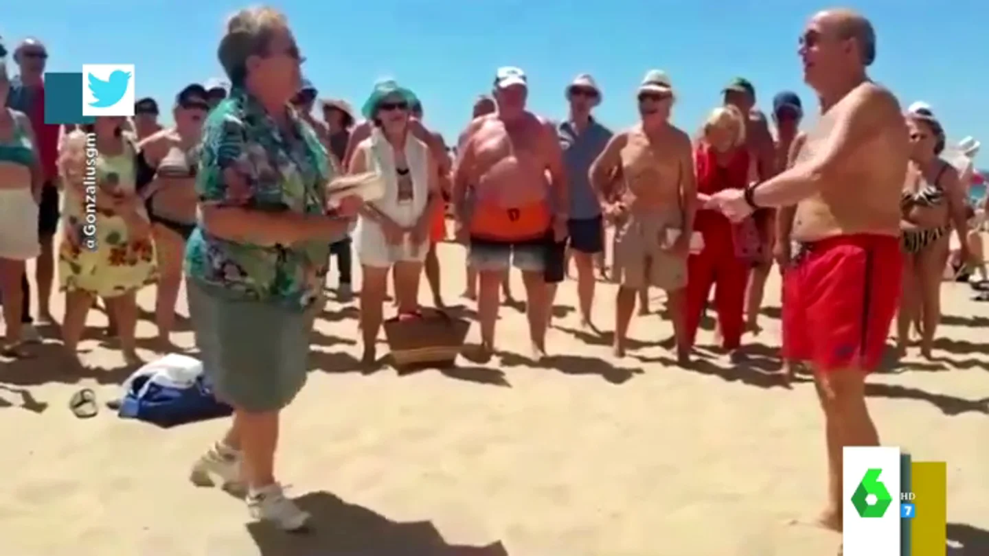 La batalla de gallos entre una señora y un hombre en la playa que revoluciona Twitter La batalla de gallos entre una señora y un hombre en la playa que revoluciona Twitter