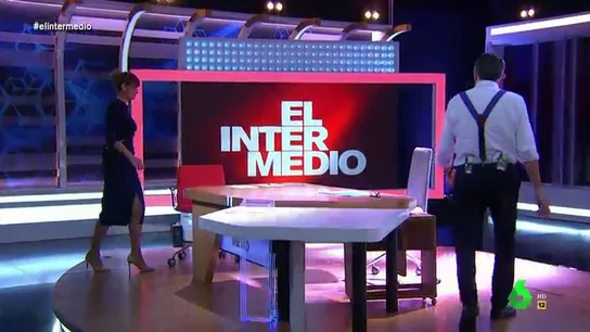 El look de Sandra Sabatés sorprende a Wyoming: "Eres una mezcla de Melania Trump y Pablo Iglesias" El look de Sandra Sabatés sorprende a Wyoming: "Eres una mezcla de Melania Trump y Pablo Iglesias"