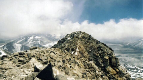 Ojos del Salado: vista de la cima chilena desde la cima argentina