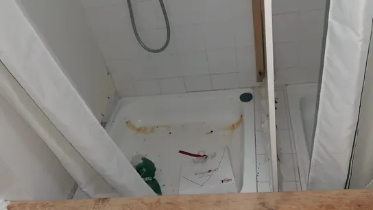 Imagen de una de las duchas del centro totalmente sucia Imagen de una de las duchas del centro totalmente sucia