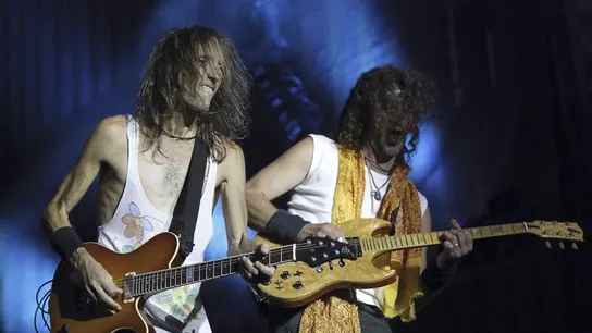 El guitarrista y cantante de Extremoduro, Robe Iniesta, e Iñaki Antón durante un concierto en Madrid El guitarrista y cantante de Extremoduro, Robe Iniesta (i), e Iñaki Antón durante un concierto en Madrid