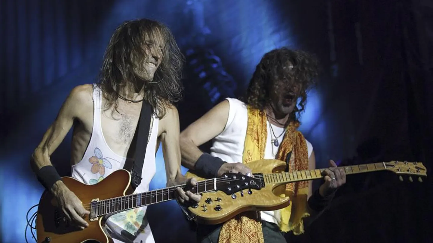 El guitarrista y cantante de Extremoduro, Robe Iniesta, e Iñaki Antón durante un concierto en Madrid El guitarrista y cantante de Extremoduro, Robe Iniesta (i), e Iñaki Antón durante un concierto en Madrid