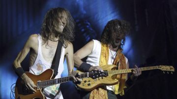 El guitarrista y cantante de Extremoduro, Robe Iniesta, e Iñaki Antón durante un concierto en Madrid