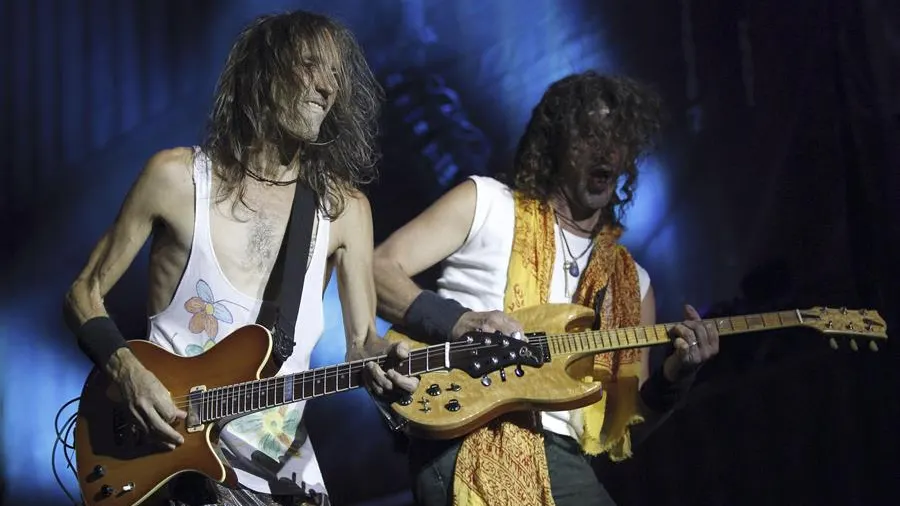 El guitarrista y cantante de Extremoduro, Robe Iniesta (i), e Iñaki Antón durante un concierto en Madrid