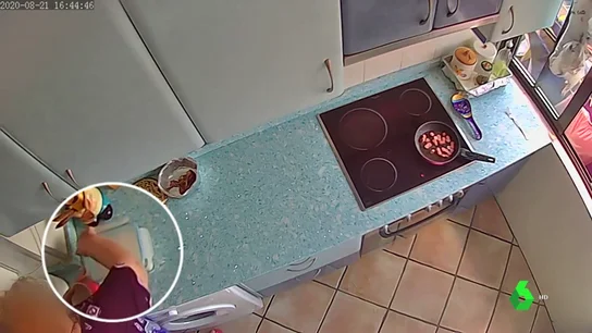 Grabación de la cámara que captó a la detenida envenenando la comida Grabación de la cámara que captó a la detenida envenenando la comida