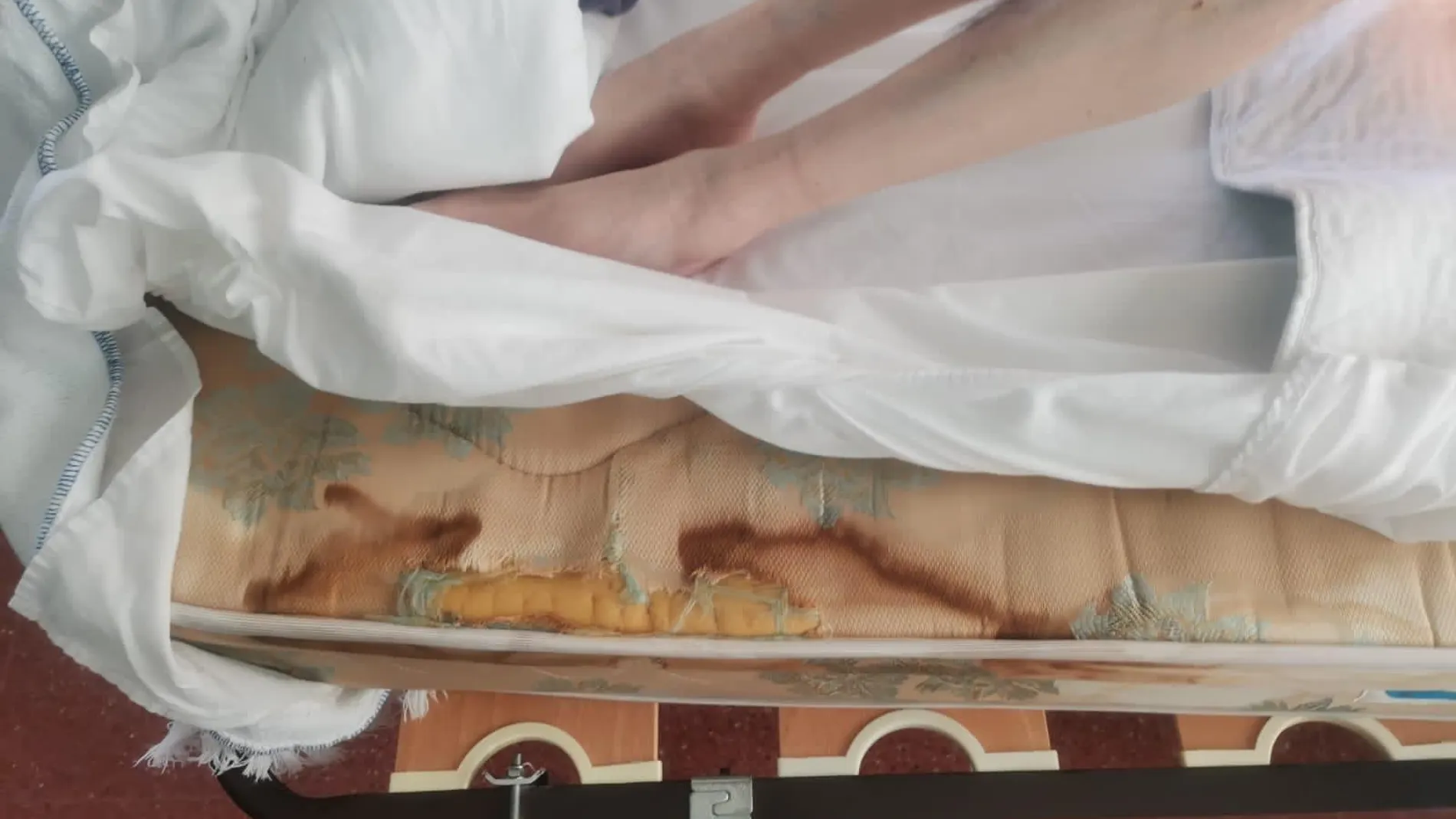 Imagen de la cama de una residente, en condiciones lamentables