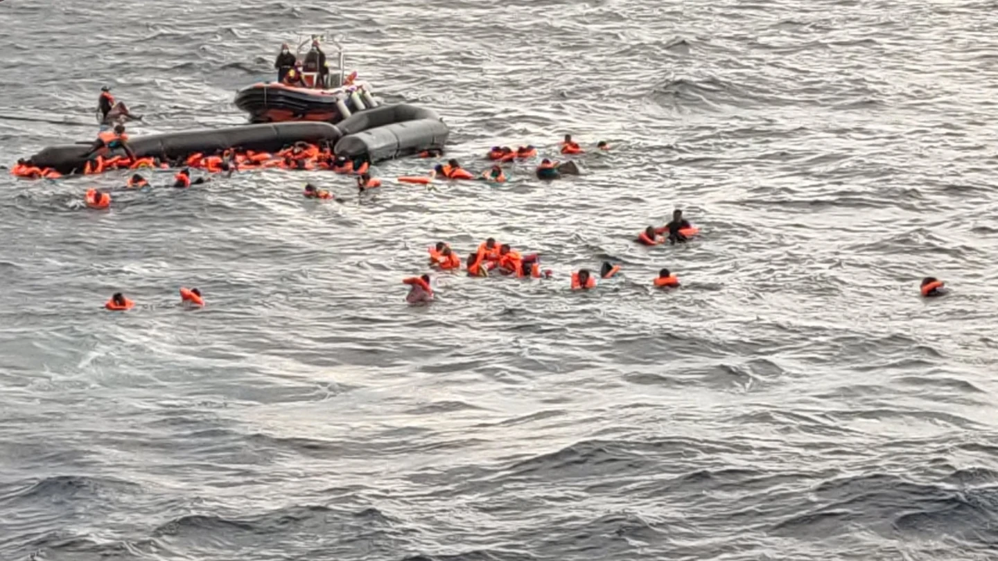 Imagen del momento del rescate de los cerca de 100 migrantes en el Mediterráneo. Imagen del momento del rescate de los cerca de 100 migrantes en el Mediterráneo.