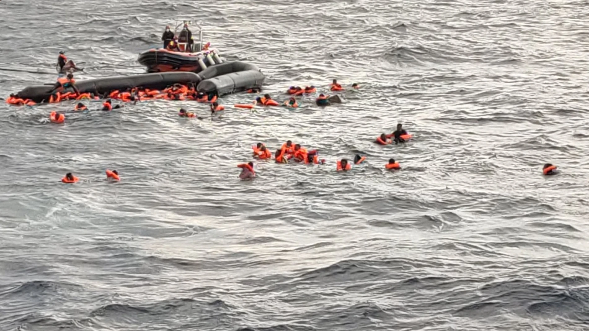 Imagen del momento del rescate de los cerca de 100 migrantes en el Mediterráneo.