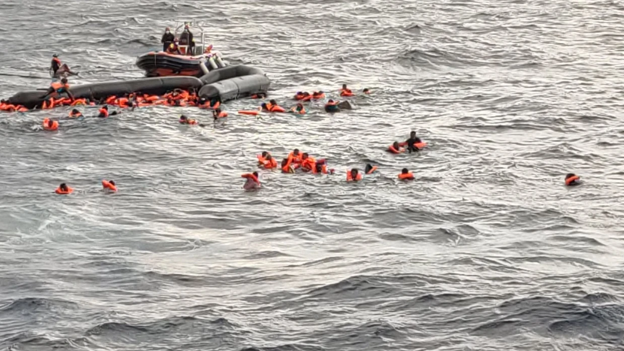 Imagen del momento del rescate de los cerca de 100 migrantes en el Mediterráneo.