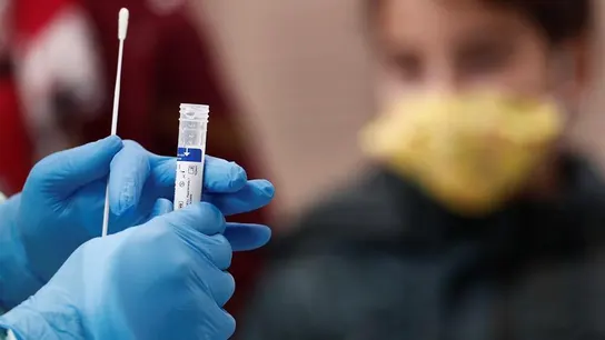 Imagen de archivo: PCR Una enfermera se dispone a realizar una prueba PCR.