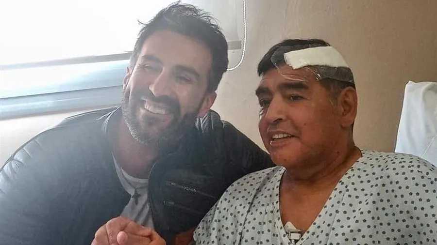 El jefe de prensa de Maradona muestra una imagen en Instagram junto a Leopoldo Luque, su médico, tras la operación de un coágulo en la cabeza. 