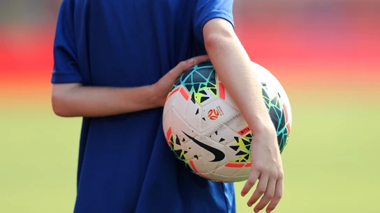 Imagen de archivo de un niño jugando al fútbol Los niños recibieron tratamiento vejatorio por su entrenador
