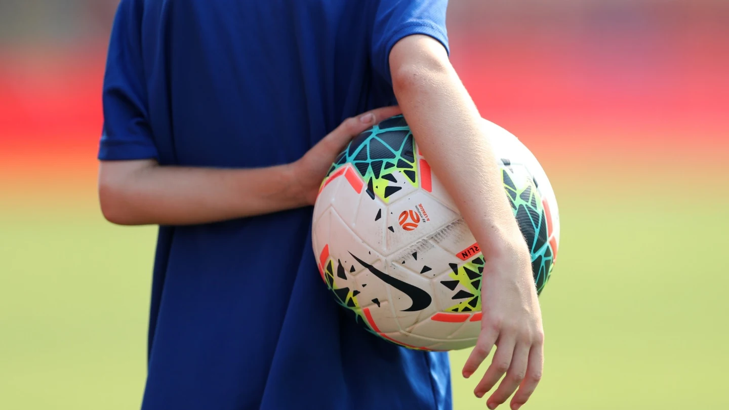 Imagen de archivo de un niño jugando al fútbol Los niños recibieron tratamiento vejatorio por su entrenador