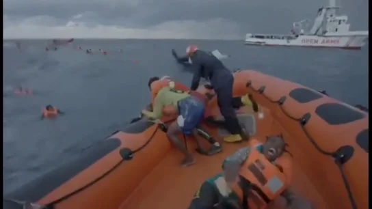 El grito desgarrador de una madre buscando a su bebé tras naufragar su embarcación El grito desgarrador de una madre buscando a su bebé tras naufragar su embarcación