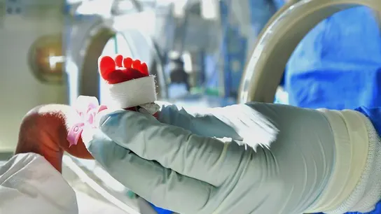 Bebé en una unidad de neonatos Bebé en una unidad de neonatos