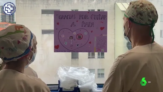 El emotivo regalo de una niña a los sanitarios que atienden a su padre con coronavirus: "Gracias por cuidar a papá" El emotivo regalo de una niña a los sanitarios que atienden a su padre con coronavirus: "Gracias por cuidar a papá"