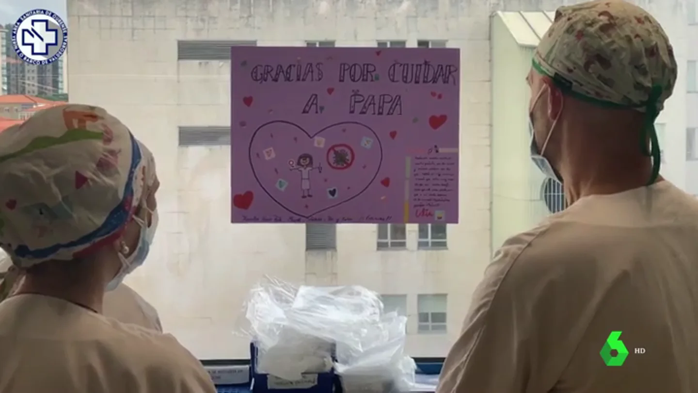 El emotivo regalo de una niña a los sanitarios que atienden a su padre con coronavirus: "Gracias por cuidar a papá" El emotivo regalo de una niña a los sanitarios que atienden a su padre con coronavirus: "Gracias por cuidar a papá"