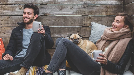Imagen de una pareja en un sofá Imagen de una pareja en un sofá