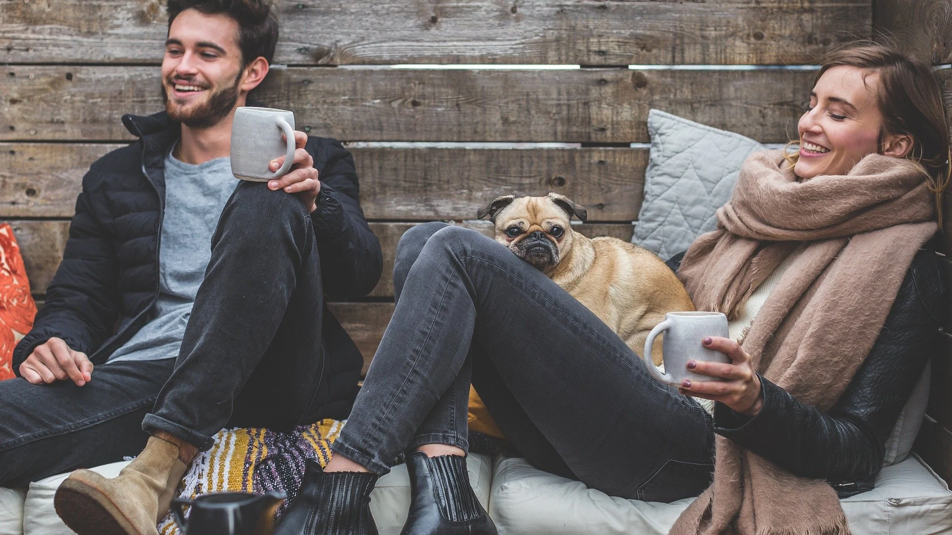 Imagen de una pareja en un sofá