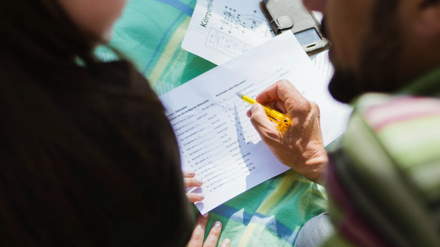 Personas aprendiendo un idioma Personas aprendiendo un idioma