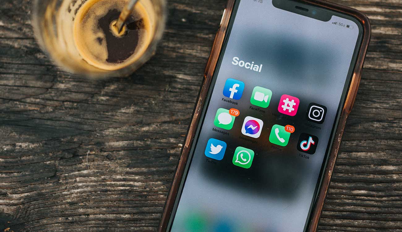 Redes sociales en un móvil