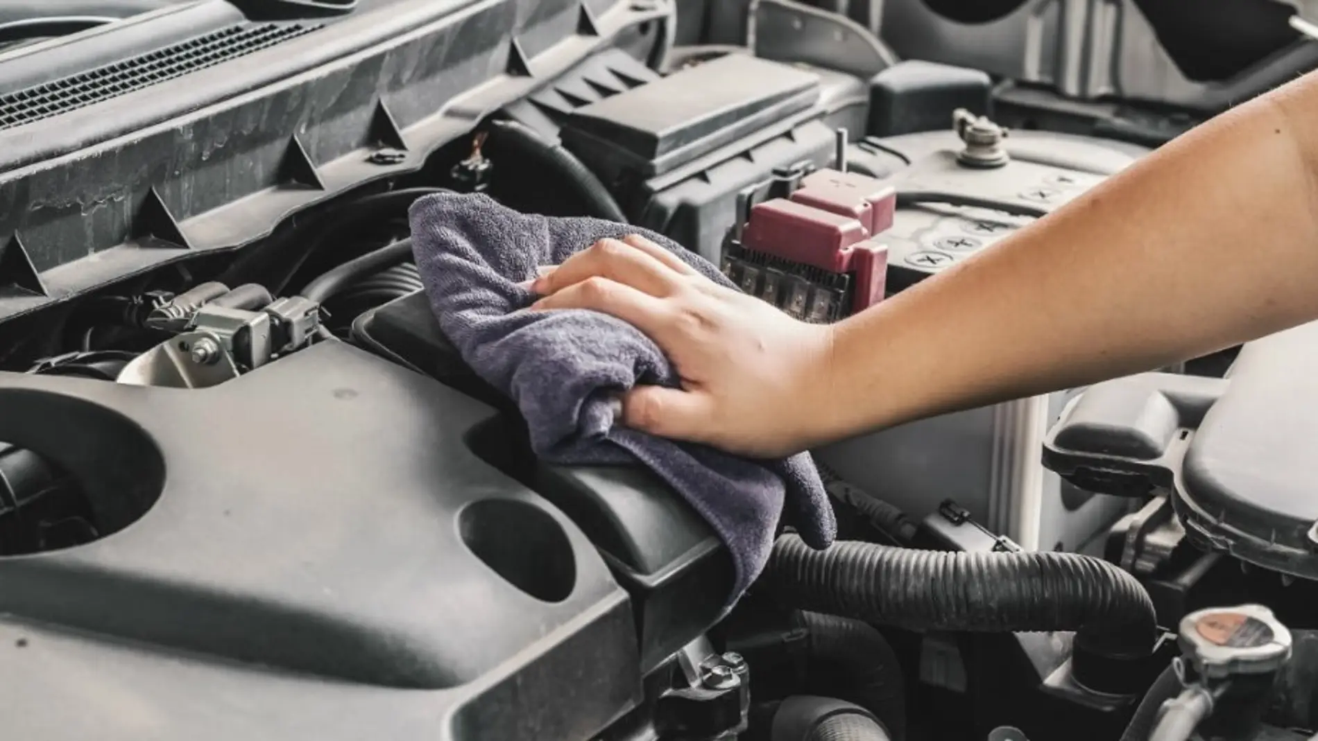 Cómo limpiar el motor del coche fácilmente?