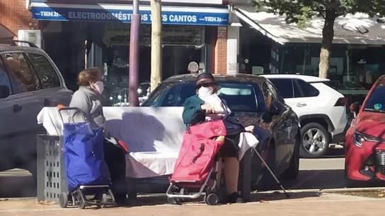 La fotografía de dos señoras mayores sentadas en un banco de Tres Cantos que se ha convertido en un ejemplo de lucha contra el coronavirus La fotografía de dos señoras mayores sentadas en un banco de Tres Cantos que se ha convertido en un ejemplo de lucha contra el coronavirus