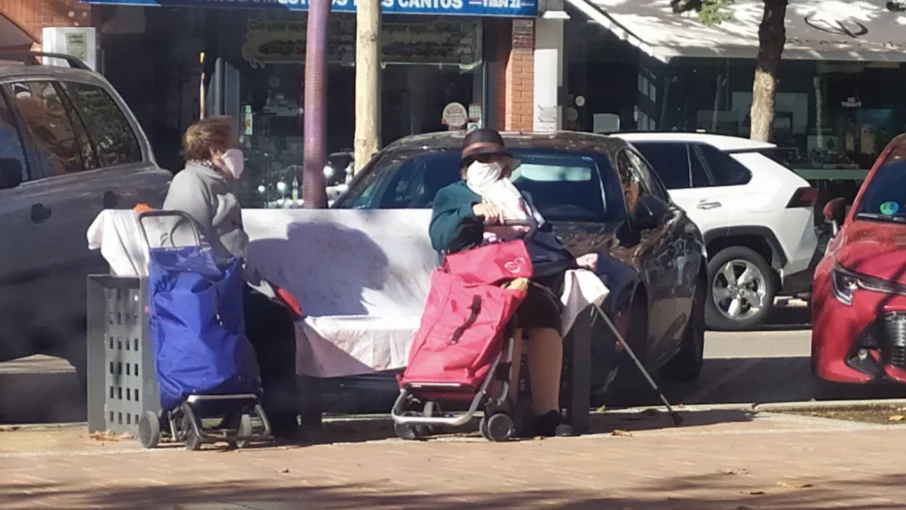 La fotografía de dos señoras mayores sentadas en un banco de Tres Cantos que se ha convertido en un ejemplo de lucha contra el coronavirus 