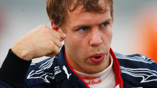 Vettel, tras bajarse del coche después de chocar con Webber Vettel, tras bajarse del coche después de chocar con Webber