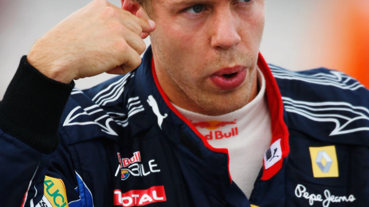 Vettel, tras bajarse del coche después de chocar con Webber