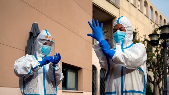 Dos sanitarias se preparan para realizar PCR a los residentes de la Residencia Campoamor Dos sanitarias se preparan para realizar PCR a los residentes de la Residencia Campoamor