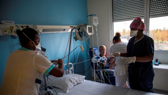 Sanitarios trabajan en un hospital de Stains (Francia) Sanitarios trabajan en un hospital de Stains (Francia)